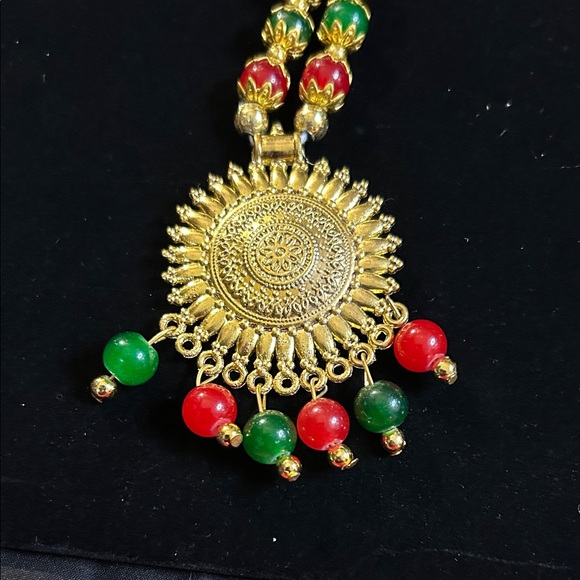 Indian Gold Tone, Green and Red Necklace! - Picture 4 of 17